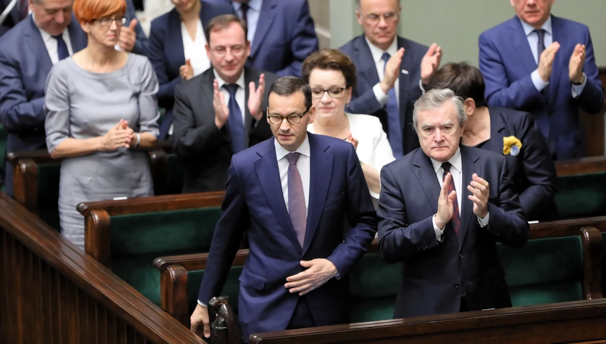 Zaczęło się od niespodziewanego komunikatu, że Sejm będzie zajmował się dzisiaj nowym projektem ustawy o Instytucie Pamięci Narodowej. Rząd chce, by w noweli ustawy odejść od przepisów karnych, które groziły m.in. więzieniem za przypisywanie Polakom odpowiedzialności za zbrodnie nazistowskich Niemiec. Obrady poszły ekspresowo. Szybko parlamentarzyści przeszli do drugiego czytania. W proteście przeciwko tempu prac poseł Robert Winnicki zapowiedział blokowanie mównicy. W tym czasie Sejm przegłosował projekt nowelizacji.