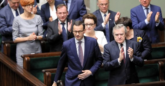 Zaczęło się od niespodziewanego komunikatu, że Sejm będzie zajmował się dzisiaj nowym projektem ustawy o Instytucie Pamięci Narodowej. Rząd chce, by w noweli ustawy odejść od przepisów karnych, które groziły m.in. więzieniem za przypisywanie Polakom odpowiedzialności za zbrodnie nazistowskich Niemiec. Obrady poszły ekspresowo. Szybko parlamentarzyści przeszli do drugiego czytania. W proteście przeciwko tempu prac poseł Robert Winnicki zapowiedział blokowanie mównicy. W tym czasie Sejm przegłosował projekt nowelizacji.