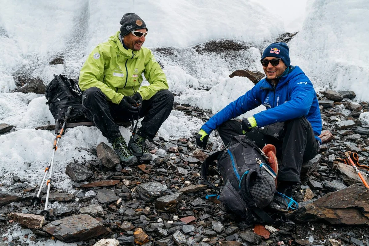 Andrzej Bargiel, który ponownie podejmuje próbę zjazdu na nartach z drugiego szczytu ziemi K2, dotarł już do Karakorum i rozpoczął akcję górską. Wraz z Januszem Gołąbem wyruszył w stronę Gaszerbruma II. Wejście na ten ośmiotysięcznik ma pomóc mu w odpowiedniej aklimatyzacji. Tuż przed wyjściem z bazy rozmawiał z nim dziennikarz RMF FM Maciej Pałahicki. 