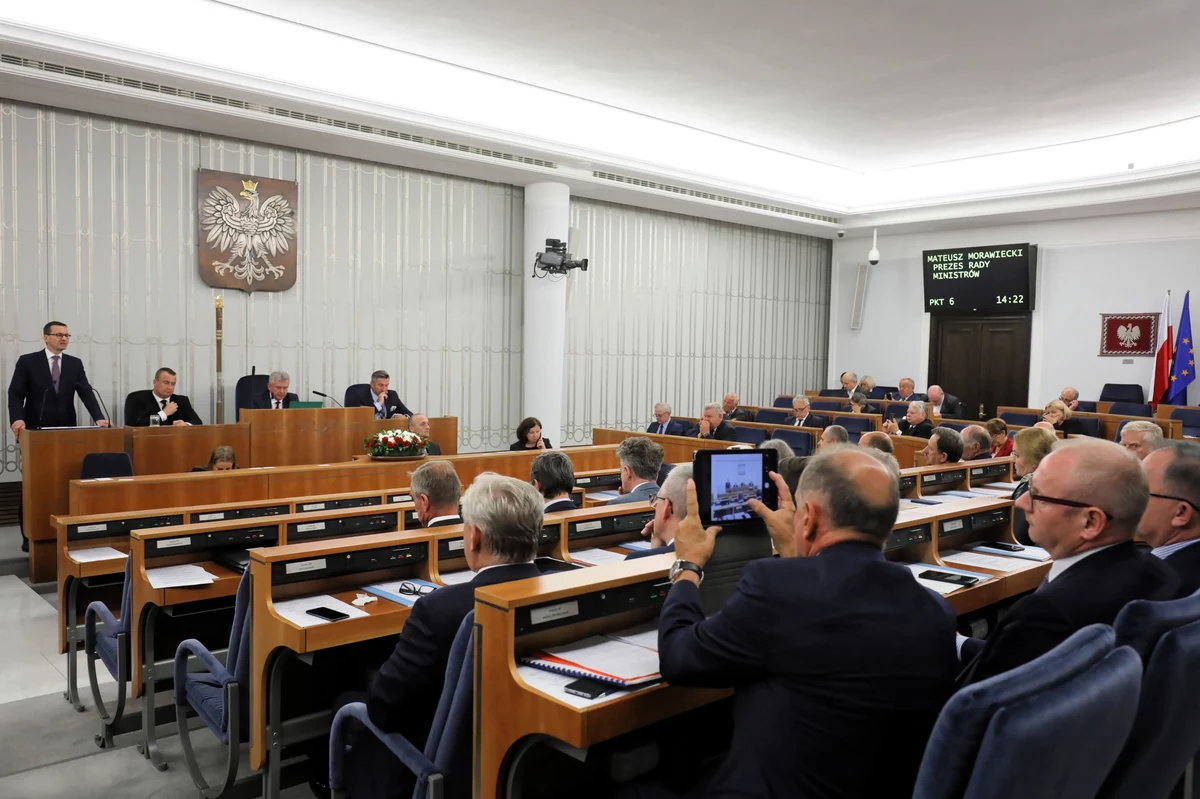 Rząd Prawa i Sprawiedliwości kolejny raz pokazał swym zwolennikom i przeciwnikom, że potrafi nagle i niespodziewanie, z dnia na dzień zmieniać zdanie, odwrócić kurs. Po kilku miesiącach przeczekiwania postanowił nagle, jeszcze przed wakacjami znowelizować nowelizację ustawy o IPN, wybić jej zęby, zapewne w nadziei, że to wyciszy towarzyszące jej kontrowersje. Nie wiem, czy gest zostanie doceniony za granicą, mam jednak nadzieję, że przynajmniej usunie ewentualne problemy w naszych dyplomatycznych kontaktach z kluczowym sojusznikiem. Przy okazji PiS wprowadził zamieszanie zarówno w gronie tych, którzy nowelizację IPN bezwarunkowo popierali (bo muszą poprzeć jej nowelizację), jak i tych którzy ją krytykowali (bo teraz muszą krytykować, że ją zmieniono). Ale to już taki paradoks naszej politycznej rzeczywistości. 