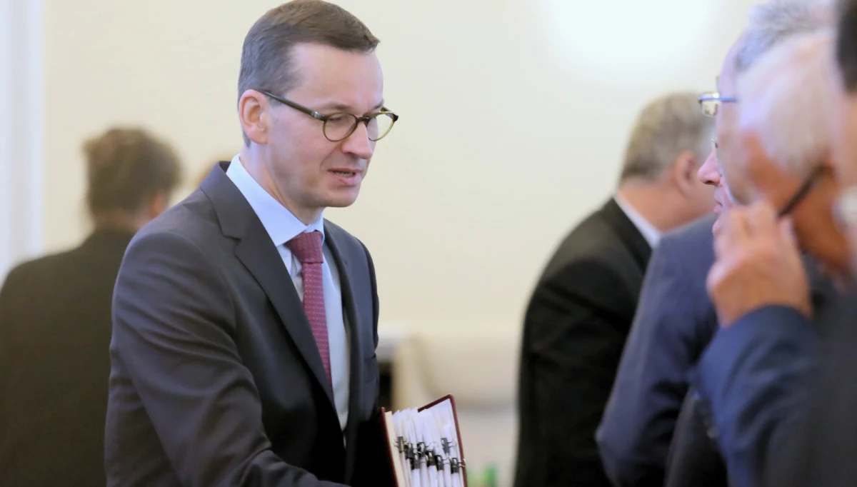 Uchwalając ustawę o Instytucie Pamięci Narodowej posłowie pobili dziś wszystkie rekordy - od wniesienia projektu do Sejmu do skierowania go do Senatu minęły zaledwie cztery godziny. Prześledzenie wcześniejszych faz powstawania superszybkiego projektu ujawnia, że rządowy projekt powstał wczoraj po południu, a ministrowie mieli na uwagi czas tylko do godz. 22:00.