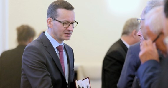 Uchwalając ustawę o Instytucie Pamięci Narodowej posłowie pobili dziś wszystkie rekordy - od wniesienia projektu do Sejmu do skierowania go do Senatu minęły zaledwie cztery godziny. Prześledzenie wcześniejszych faz powstawania superszybkiego projektu ujawnia, że rządowy projekt powstał wczoraj po południu, a ministrowie mieli na uwagi czas tylko do godz. 22:00.