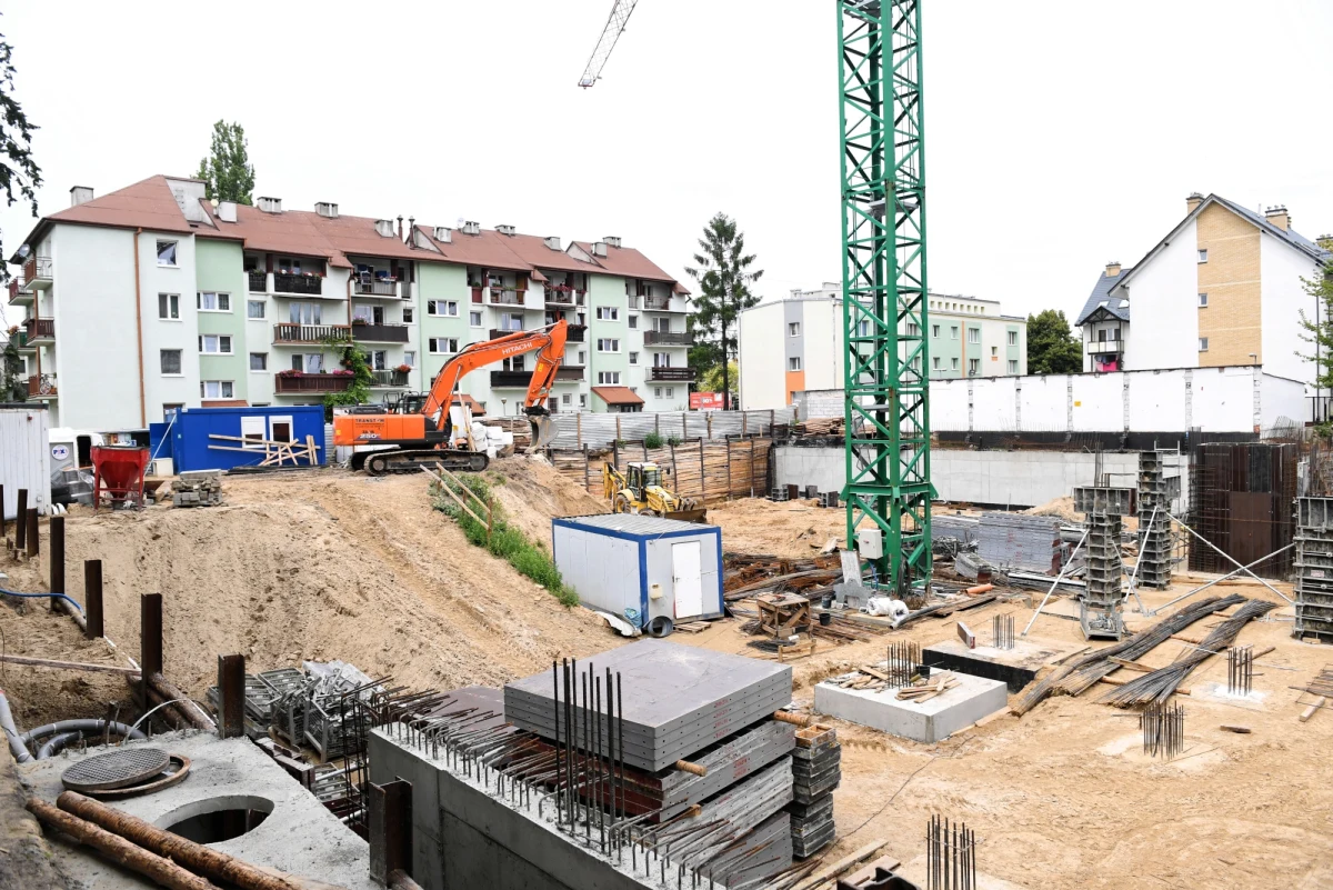 Zakończono ewakuację mieszkańców Puław. Spory niewybuch znaleziony podczas prac budowlanych w centrum miasta został już wywieziony przez służby. 
