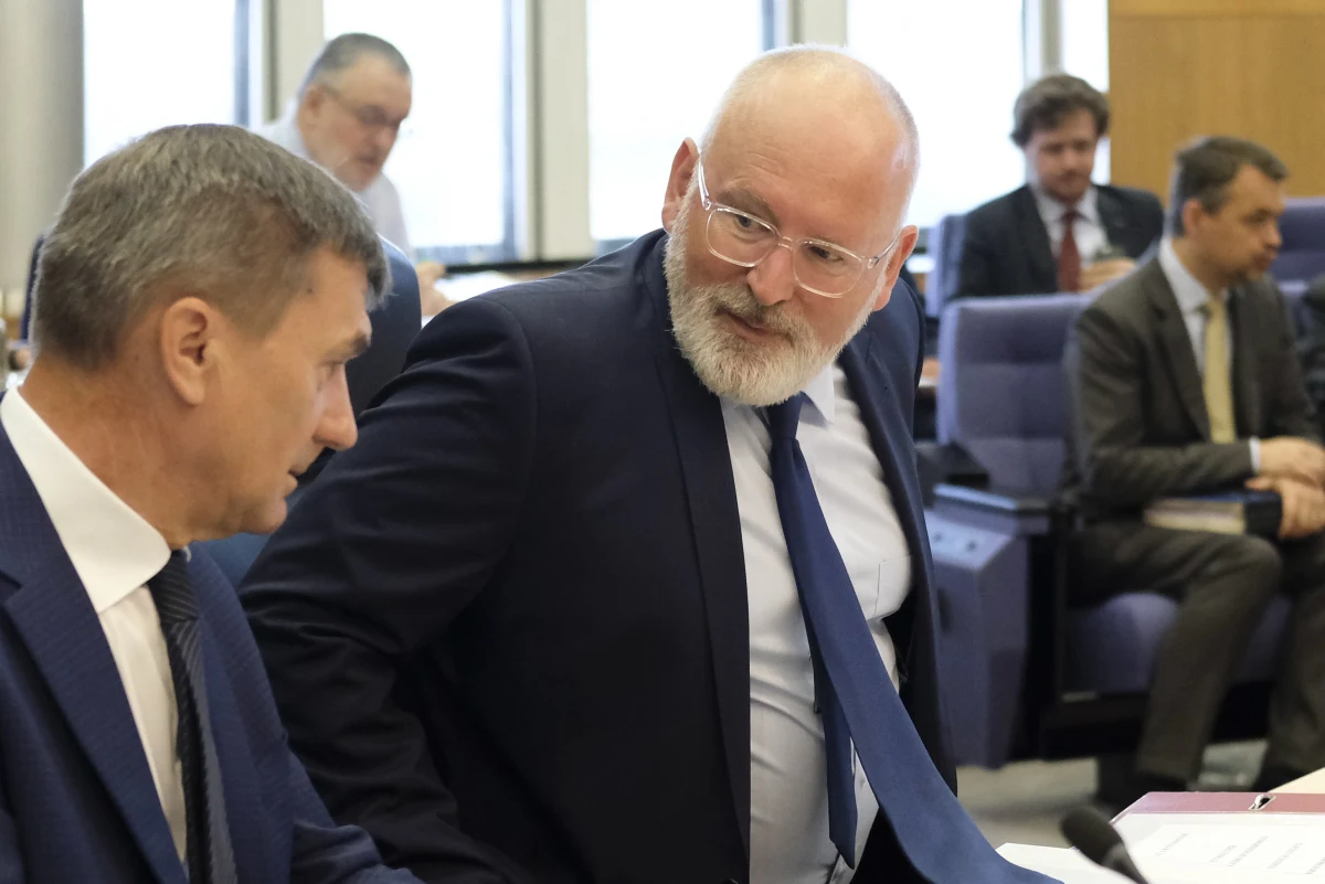 Wiceszef Komisji Europejskiej Frans Timmermans dostał w środę od kolegium komisarzy mandat do wszczęcia procedury o naruszenie prawa UE wobec Polski w tych sprawach, które uzna za stosowne - podało PAP źródło unijne. Według rozmówcy PAP, będzie to oznaczało, że w najbliższym czasie Komisja rozpocznie procedurę dotyczącą ustawy o Sądzie Najwyższym.