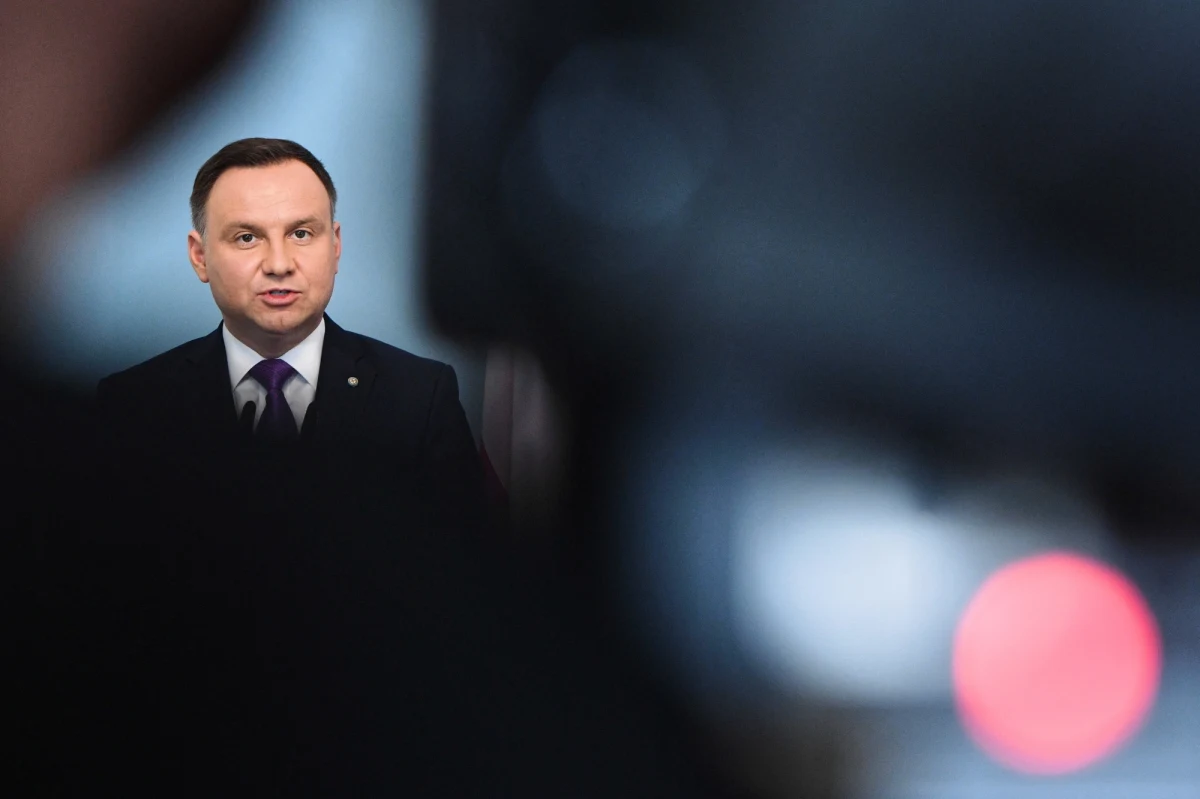 Prezydent Andrzej Duda na osobisty wniosek premiera Mateusza Morawieckiego podpisał uchwaloną w środę nowelizację ustawy o IPN - poinformował w środę szef gabinetu prezydenta Krzysztof Szczerski. "Pan prezydent zdecydował o podpisaniu tej ustawy w najkrótszym możliwym terminie na osobisty wniosek i po rozmowie z panem premierem, który złożył ten projekt w imieniu większości parlamentarnej" - dodał. 