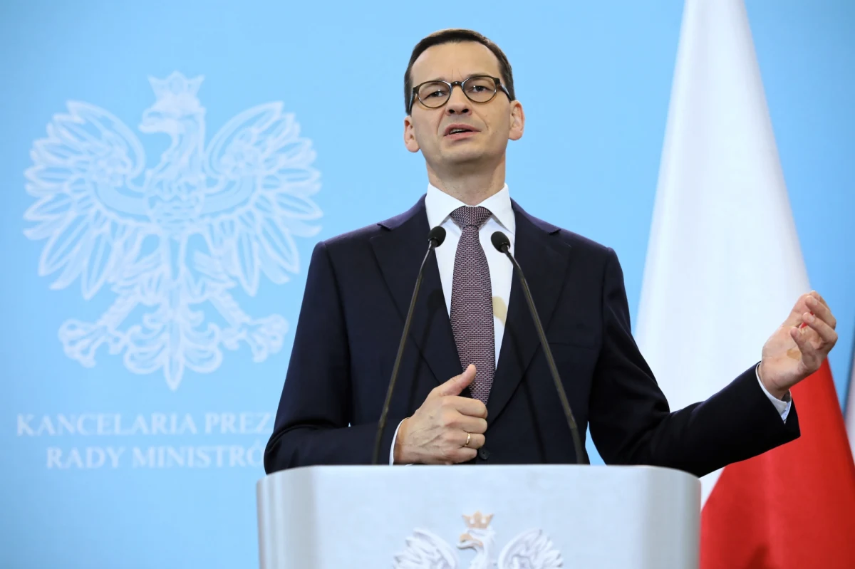 "Przez ustawę o IPN podnieśliśmy świadomość o sprawie polskiej na zupełnie inny poziom; podpisana deklaracja pokazuje zupełnie nowy wymiar rozumienia sprawy polskiej na arenie międzynarodowej" - powiedział premier Mateusz Morawiecki. W środę, szef polskiego rządu, i premier Izraela Benjamin Netanjahu, podpisali wspólną polsko-izraelską deklarację. W dokumencie podkreślono, że "współpraca między Polską i Izraelem była możliwa dzięki duchowi wzajemnego szacunku dla tożsamości i wrażliwości historycznej, w tym jednym z najbardziej tragicznych okresów w naszej historii". W środę najpierw Sejm, a potem Senat, przyjęły znowelizowaną ustawę o IPN. Wieczorem poinformowano, że zmiany podpisał również prezydent Andrzej Duda. 