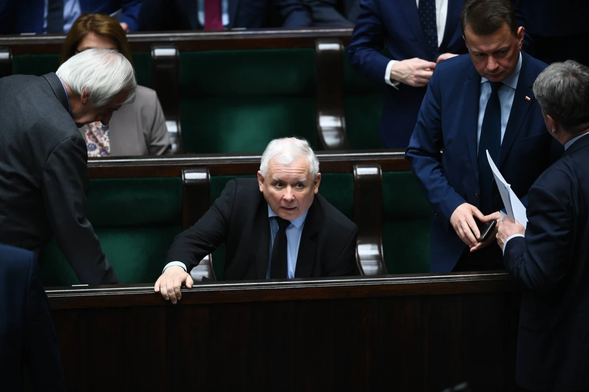 "Oczywistym celem tego dokumentu jest pokazanie światu, również naszym społeczeństwom, że doszliśmy w tej sprawie do porozumienia" - powiedział prezes PiS Jarosław Kaczyński "Gazecie Polskiej", komentując podpisaną w środę przez Polskę i Izrael wspólną deklarację. "Polska rozumie i zawsze rozumiała postawę państwa Izrael, ale, co ważne, także władze w Jerozolimie rozumieją, iż jesteśmy w sposób niebywale wprost krzywdzący stawiani w jednym szeregu z tymi, z którymi jako ogół społeczeństwa, jako państwo, prowadziliśmy walkę na śmierć i życie jako pierwsi i do końca wojny" - podkreślił prezes PiS w wywiadzie opublikowanym na stronie niezalezna.pl.