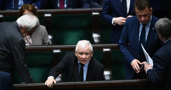 "Oczywistym celem tego dokumentu jest pokazanie światu, również naszym społeczeństwom, że doszliśmy w tej sprawie do porozumienia" - powiedział prezes PiS Jarosław Kaczyński "Gazecie Polskiej", komentując podpisaną w środę przez Polskę i Izrael wspólną deklarację. "Polska rozumie i zawsze rozumiała postawę państwa Izrael, ale, co ważne, także władze w Jerozolimie rozumieją, iż jesteśmy w sposób niebywale wprost krzywdzący stawiani w jednym szeregu z tymi, z którymi jako ogół społeczeństwa, jako państwo, prowadziliśmy walkę na śmierć i życie jako pierwsi i do końca wojny" - podkreślił prezes PiS w wywiadzie opublikowanym na stronie niezalezna.pl.