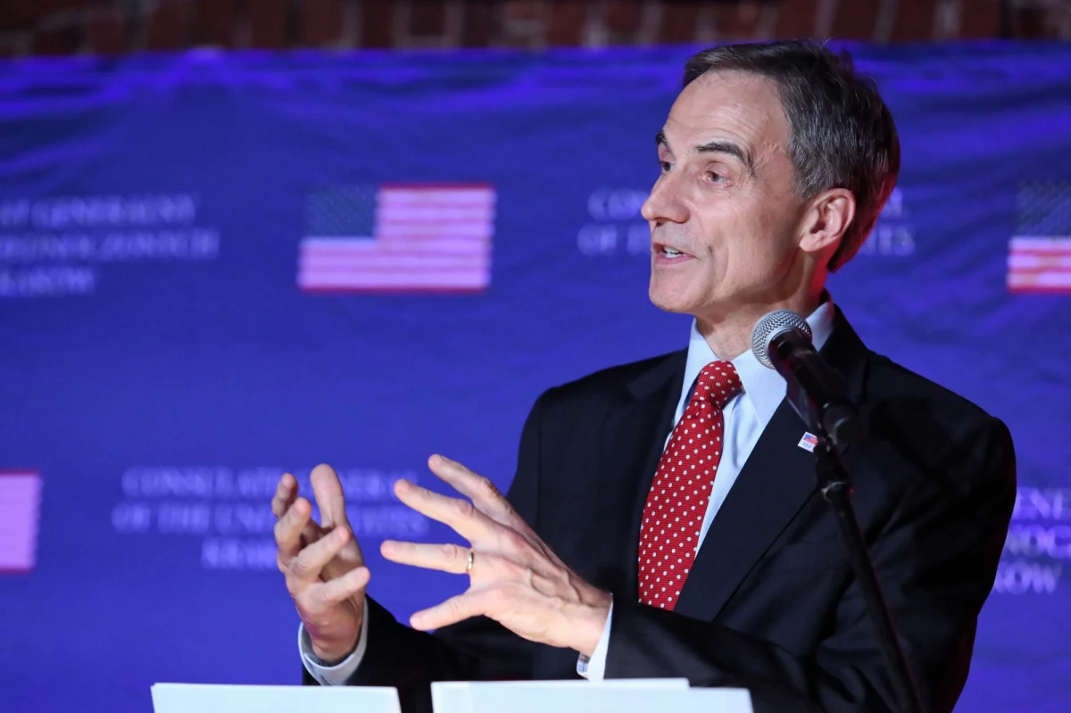 "Myślę, że ta zmiana z pewnością przyczyni się do ocieplenia ogólnych warunków naszych relacji" - mówił dziennikarzowi RMF FM Grzegorzowi Jasińskiemu ambasador Stanów Zjednoczonych w Polsce Paul W. Jones po nowelizacji ustawy o IPN. Z kolei w rozmowie z Polską Agencją Prasową Jones podkreślił, że według USA najlepszym sposobem radzenia sobie z krzywdzącymi określeniami jest "większa wolność słowa, dyskusje, dialog".