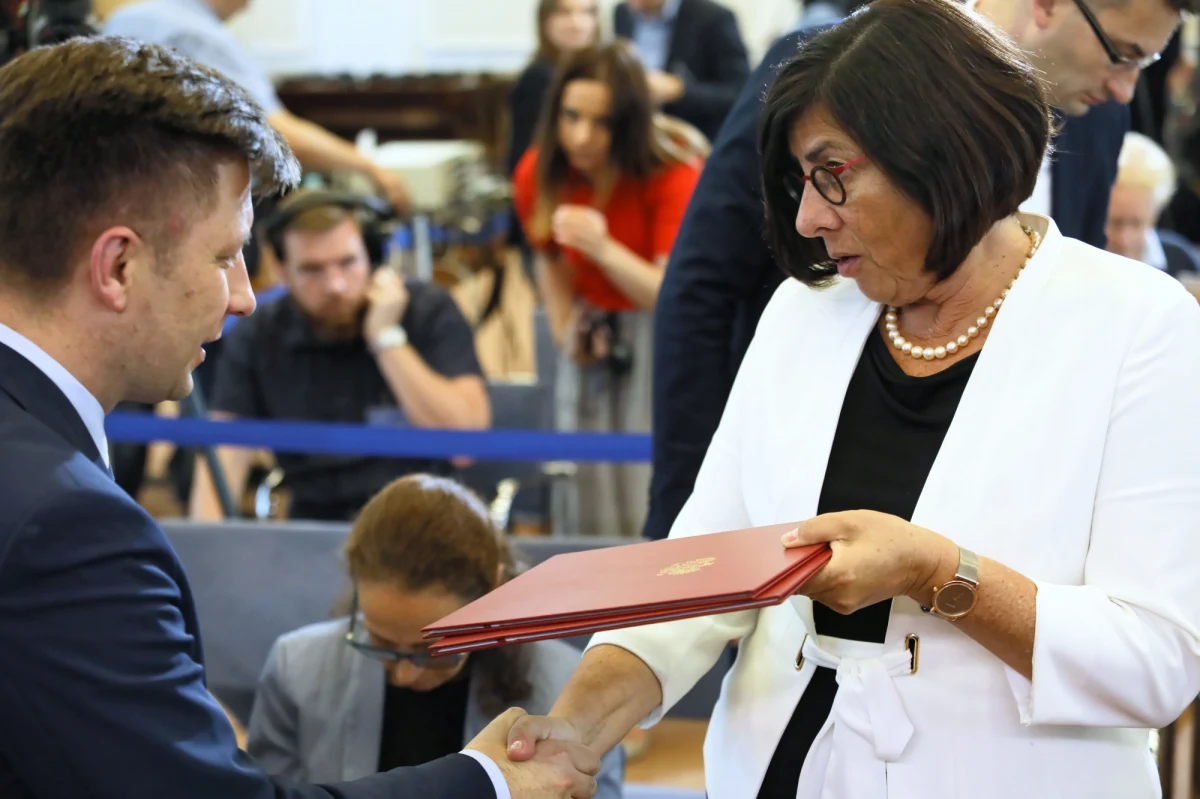 Izraelski dziennik "Haaretz" zamieścił na swym portalu obszerne omówienie wystąpienia premiera Benjamina Netanjahu po nowelizacji ustawy o IPN uchwalonej przez Sejm RP. "Osiągnięto kompromis zadowalający obie strony" - pisze dziennik. Gazeta szeroko cytuje Benjamina Netanjahu, który nie krył swej "satysfakcji z decyzji Polski, by poprawić kontrowersyjną ustawę kryminalizującą osoby, które by oskarżyły Polskę o współudział w nazistowskich zbrodniach".