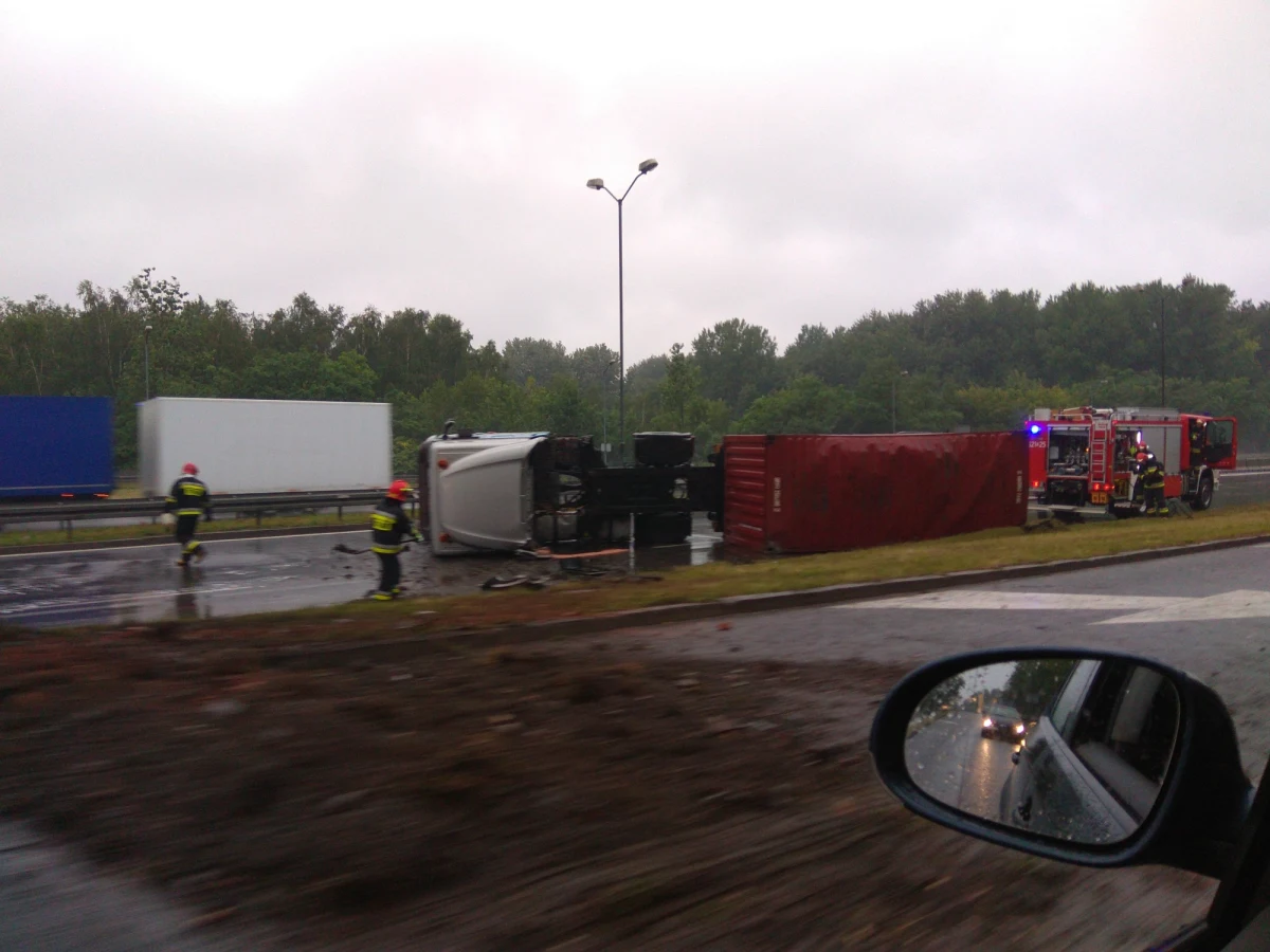 O porannych kłopotach na drogach informują nas słuchacz ze Śląska. Na trasie średnicowej w Świętochłowicach - na jezdni w kierunku Gliwic - przewróciła się ciężarówka.