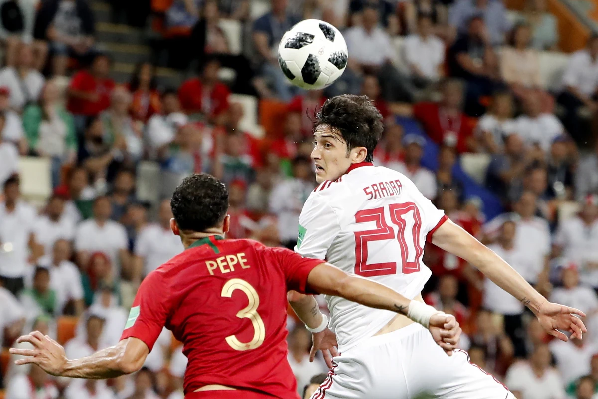 ​23-letni irański piłkarz Sardar Azmoun zrezygnował z dalszej gry w reprezentacji z powodu obelg pod jego adresem. Przyznał, że zrujnowały one zdrowie jego matce. W mistrzostwach świata wystąpił we wszystkich trzech meczach grupowych.