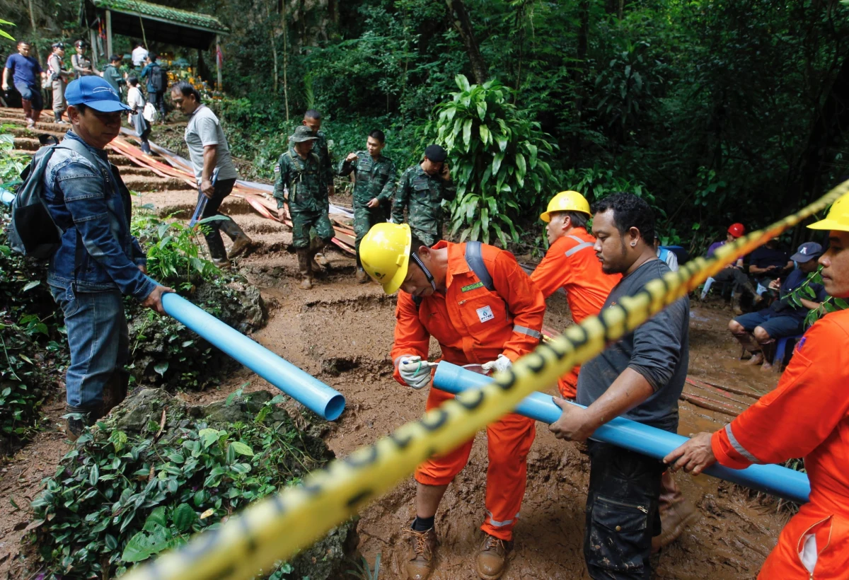 Żołnierze z USA i ratownicy z Wielkiej Brytanii dołączyli do akcji poszukiwania 12 chłopców i ich trenera piłki nożnej, uwięzionych od pięciu dni w zalewanej padającymi niemal bez przerwy deszczami jaskini w Tajlandii – poinformowały w czwartek agencje.