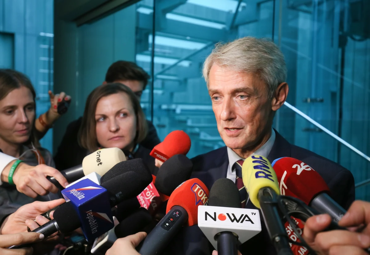 "Będziemy chcieli na rano 4 lipca po prostu przyjść do pracy" - zapowiada rzecznik Sądu Najwyższego Michał Laskowski pytany, czy I prezes SN Małgorzata Gersdorf pojawi się tego dnia w siedzibie SN. W czwartek Zgromadzenie Ogólne Sędziów SN przyjęło jednogłośnie dwie uchwały. W pierwszej podkreślono, że sędzia Gersdorf pozostaje zgodnie z Konstytucją RP I prezesem SN do 30 kwietnia 2020 roku. W drugiej zaznaczono, że sędziowie, którzy rozpoczęli służbę w SN przed dniem wejścia w życie nowej ustawy o SN "powinni pełnić tę służbę do ukończenia 70. roku życia, bez spełnienia jakichkolwiek dodatkowych warunków".