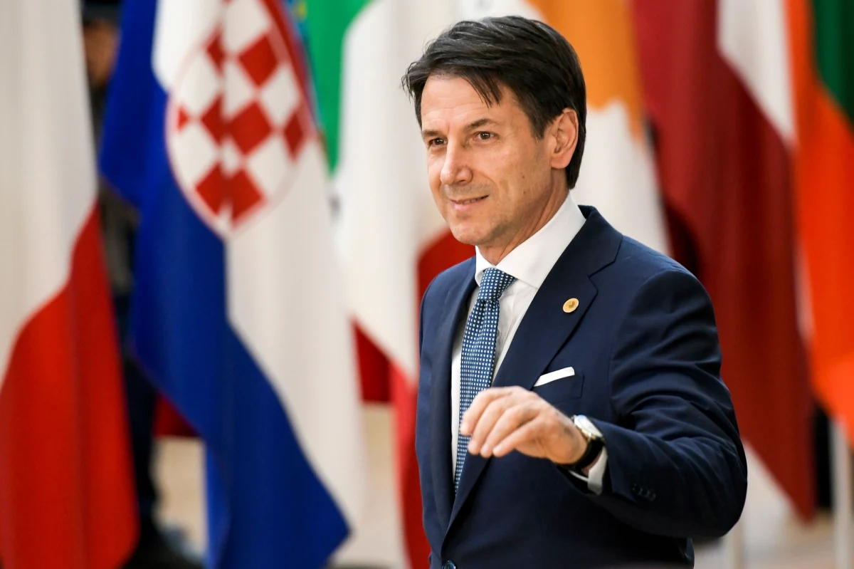 Pierwszy dzień szczytu w Brukseli zakończył się niespodziewanym wetem Włochów. Premier Giuseppe Conte zablokował przyjęcie niewywołujących kontrowersji wniosków ze szczytu w sprawach obronnych, jednolitego rynku i gospodarki, domagając się rozwiązania problemu dotyczącego migracji. Nie był to również dobry dzień dla Polski, ponieważ według medialnych doniesień Komisja Europejska w piątek uruchomi procedurę naruszenia prawa unijnego wobec polskiej ustawy o Sądzie Najwyższym.