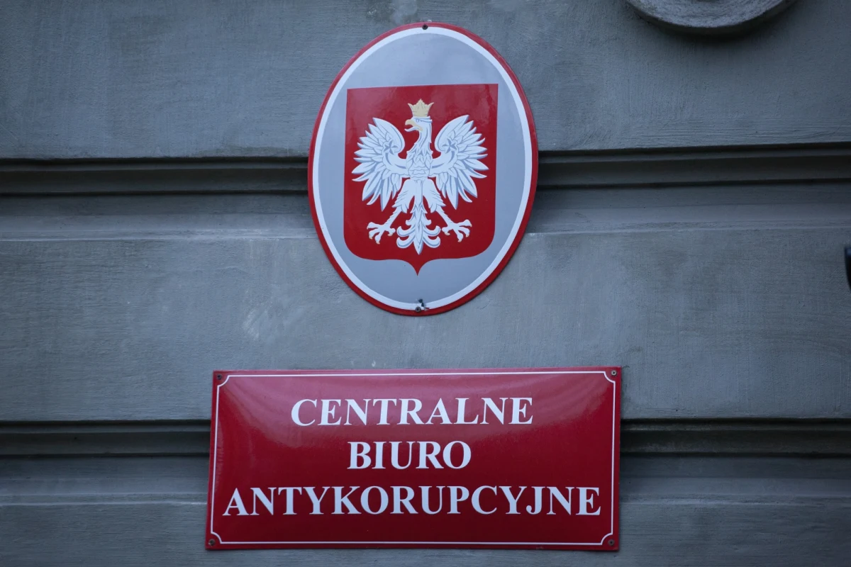 Centralne Biuro Antykorupcyjne zatrzymało dwóch b. członków zarządu, wiceprezesów firmy Enea SA - dowiedziała się PAP w źródłach bliskich sprawy. Śledczy zarzucają im niekorzystny dla spółki zakup linii energetycznej między Polską a Białorusią. Piotr Kaczorek z wydziału komunikacji społecznej Biura potwierdził, że zatrzymań Maksymiliana G. i Krzysztofa Z. dokonali agenci z poznańskiej delegatury CBA. Według śledczych zakup mostu energetycznego przyniósł co najmniej 15 mln zł strat, a do transakcji doszło w sierpniu 2011 r.