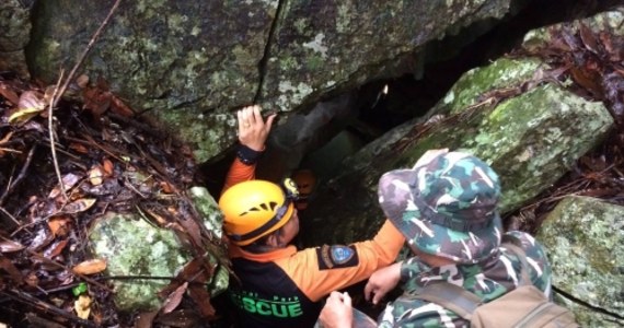 Ekipy ratownicze poszukujące zaginionych od soboty w jaskini Tham Luang Nang Non w Tajlandii 12 chłopców i ich nauczyciela znaleźli ukryty w dżungli komin. Mają nadzieje, że szczelina jest alternatywnym wejściem do ciągnącego się przez kilka kilometrów systemu jaskiń. Grupa młodych piłkarzy i ich nauczyciel po zakończonym w sobotę treningu poszła zwiedzać jaskinię. Przed wejściem do groty znaleziono rowery i plecaki chłopców, ale ślad po nich zaginął. Ratownicy podejrzewają, że opady gwałtownego deszczu monsunowego sprawiły, że woda odcięła im drogę powrotną.