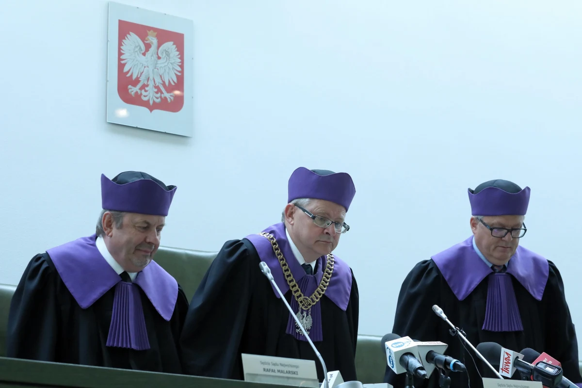 W piątek, po miesięcznym opóźnieniu w "Monitorze Polskim" ukazało się prezydenckie obwieszczenie o wolnych stanowiskach w Sądzie Najwyższym. Poza siedmioma wakatami w Izbie Cywilnej i jednym wolnym miejscu w Izbie Karnej, obwieszczenie mówi też o wolnych miejscach w nowo powołanych izbach SN: Dyscyplinarnej i Kontroli Nadzwyczajnej.