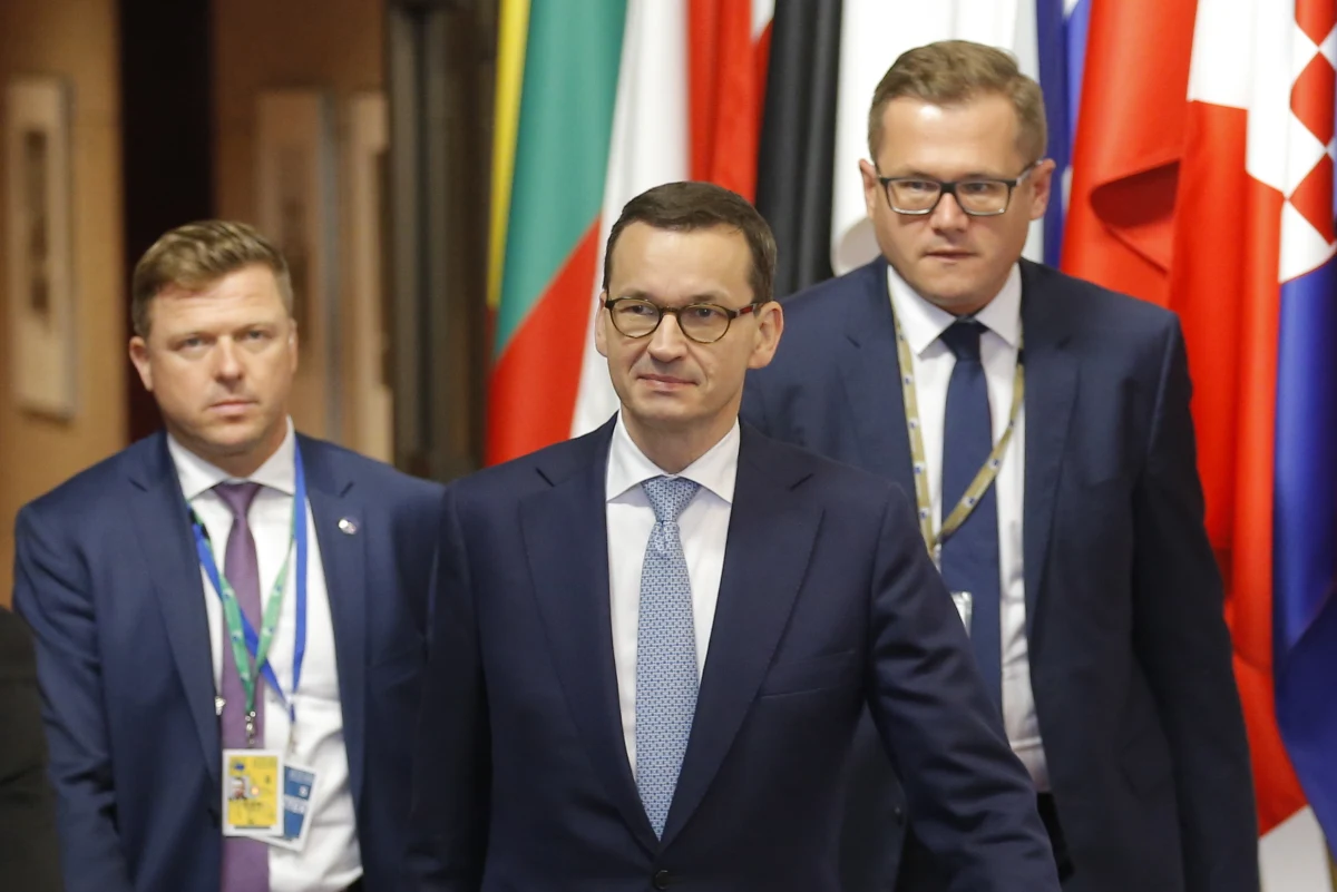 ​Konsekwencja w sprawie uchodźców opłaciła się, wzmocniliśmy naszą pozycję w procesie negocjacyjnym, a obecnie musimy znaleźć skuteczne mechanizmy obrony granic zewnętrznych - mówił w piątek premier Mateusz Morawiecki w Brukseli przed rozpoczęciem drugiego dnia szczytu. Szef rządu ocenił konkluzje jako "gigantyczny sukces Polski".