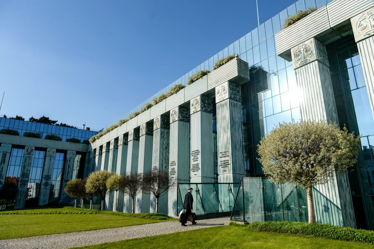 W „Monitorze Polskim” po miesiącu zwłoki ukazało się obwieszczenie prezydenta o wolnych stanowiskach sędziowskich w stworzonych nową ustawą izbach Kontroli Nadzwyczajnej i Dyscyplinarnej. Zaczyna więc biec miesięczny termin na zgłaszanie kandydatur, które zaopiniuje Krajowa Rada Sądownictwa.