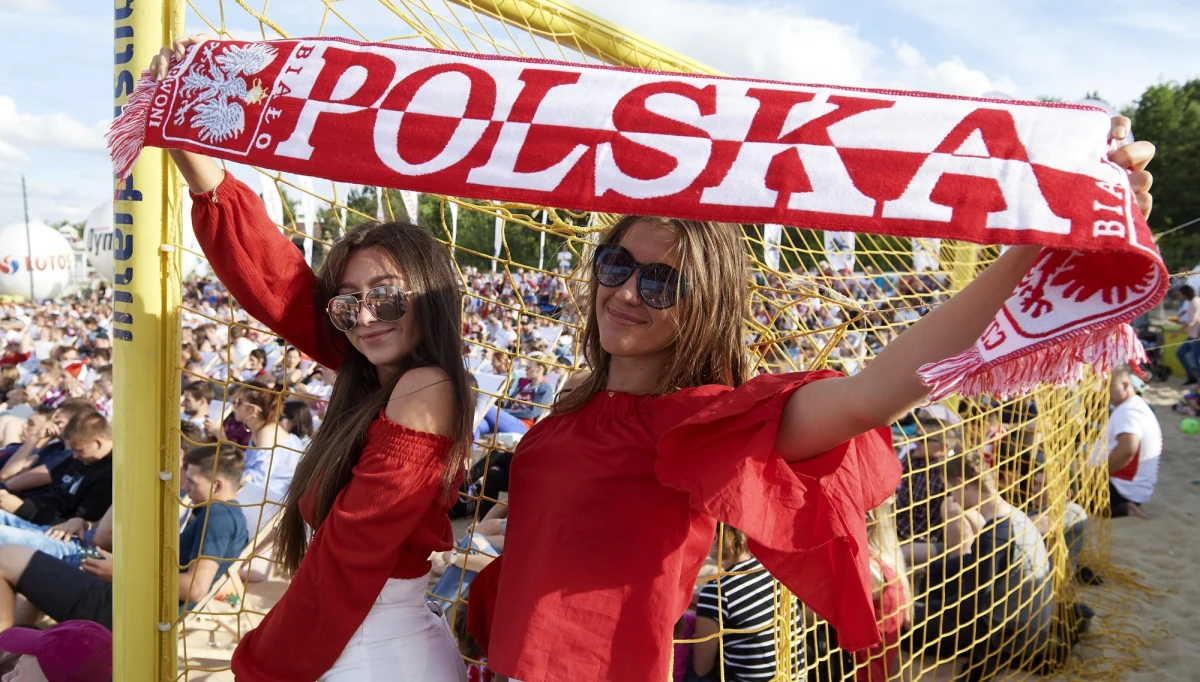 Piłkarze wracają z mundialu, a internetowe sklepy rozpoczynają wyprzedaże kibicowskich gadżetów. Powrót biało-czerwonych zbiegł się z początkiem wakacyjnych promocji. Sklepy, które próbowały wykorzystać gorączkę turnieju, teraz w obniżonych cenach oferują nie tylko atrybuty każdego kibica, ale także np. telewizory. 