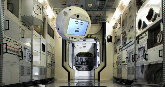 Robot obdarzony sztuczną inteligencją, przypominający nieco "bohatera" fantastycznonaukowej powieści Arthura C. Clarke’a "2001: Odyseja kosmiczna", komputer HAL 9000, rozpoczyna swoją własną kosmiczną misję. Będzie współpracował z załogą Międzynarodowej Stacji Kosmicznej, a przede wszystkim niemieckim astronautą Europejskiej Agencji Kosmicznej, Alexandrem Gerstem w wykonywaniu eksperymentów naukowych. Zbudowany przez koncern Airbus robot o kształcie piłki do koszykówki z ekranem został wysłany na orbitę na pokładzie pojazdu transportowego Dragon firmy SpaceX.