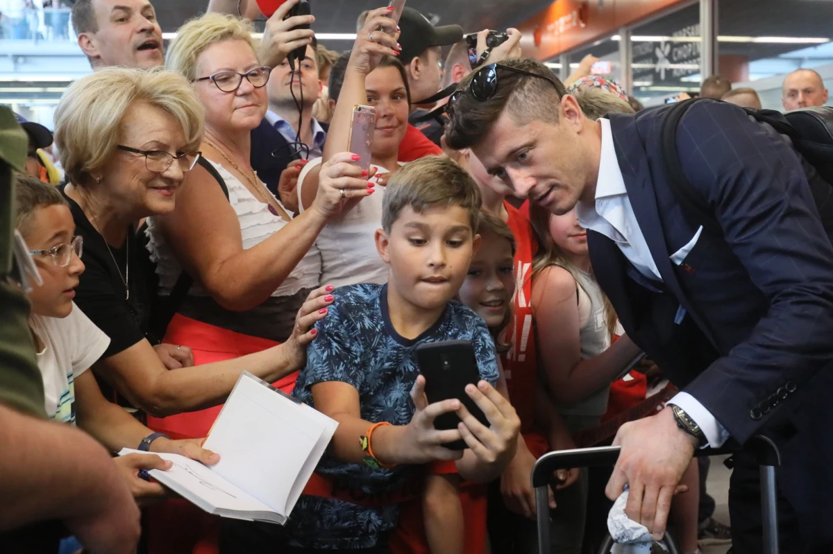 Piłkarska reprezentacja Polski wróciła do kraju po porażce na mundialu w Rosji. W piątkowe popołudnie sportowcy wylądowali w Warszawie.