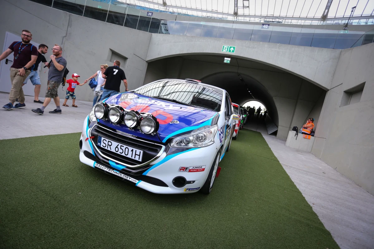 Dwa krótkie miejskie odcinki specjalne. Tak wyglądał pierwszy dzień zmagań w Rajdzie Śląska, który jest czwartą rundą rajdowych samochodowych mistrzostw Polski. Liderem po pierwszym dniu jest jeżdżący Skodą Mikołaj Marczyk.