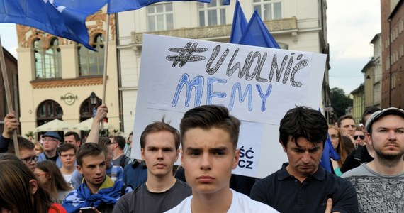 W piątek przed przedstawicielstwem Komisji Europejskiej w Warszawie odbył się protest przeciwko cenzurze internetu. Podobne manifestacje zorganizowano też w innych polskich miastach – m.in. w Krakowie. Zdaniem manifestantów, wolność słowa w internecie ma ograniczyć zaproponowany przez Komisję Europejską projekt dyrektywy o ochronie praw autorskich na jednolitym rynku cyfrowym.