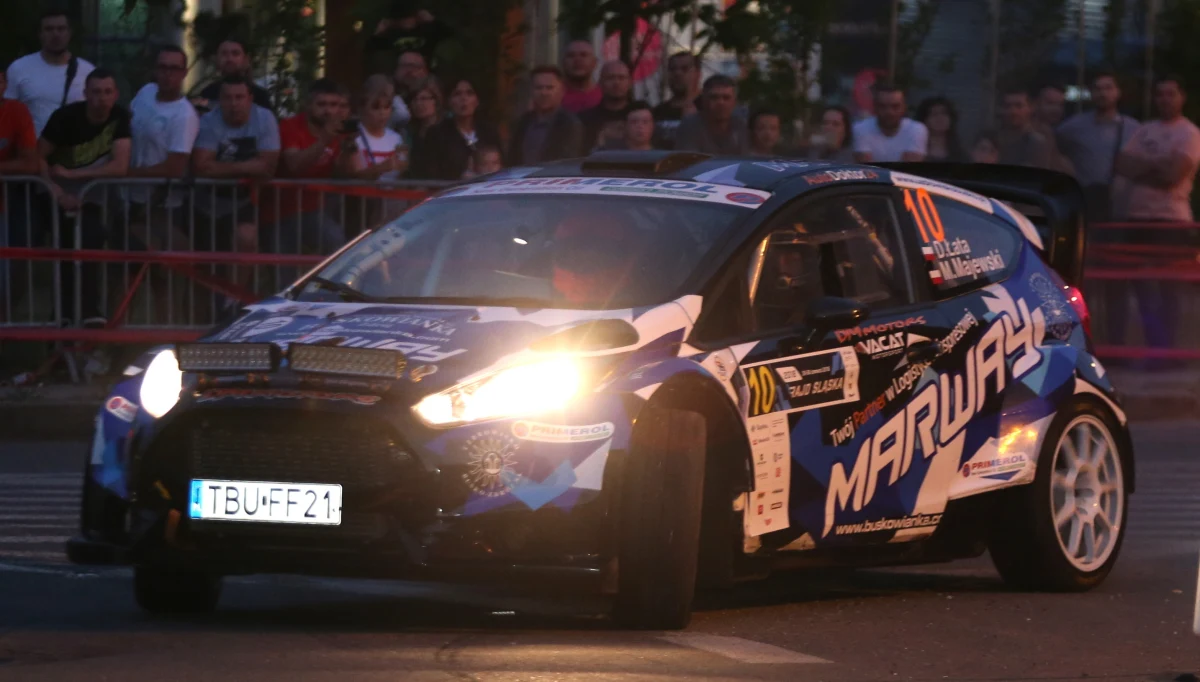 Po dwóch krótkich miejskich etapach dziś na Rajdzie Śląska rozpoczyna się poważne ściganie. Przed nami siedem odcinków specjalnych. Po pierwszym dniu rajdu liderem jest który ma ponad dwie i pół sekundy przewagi nad załogą Brzeziński/Kozdroń.