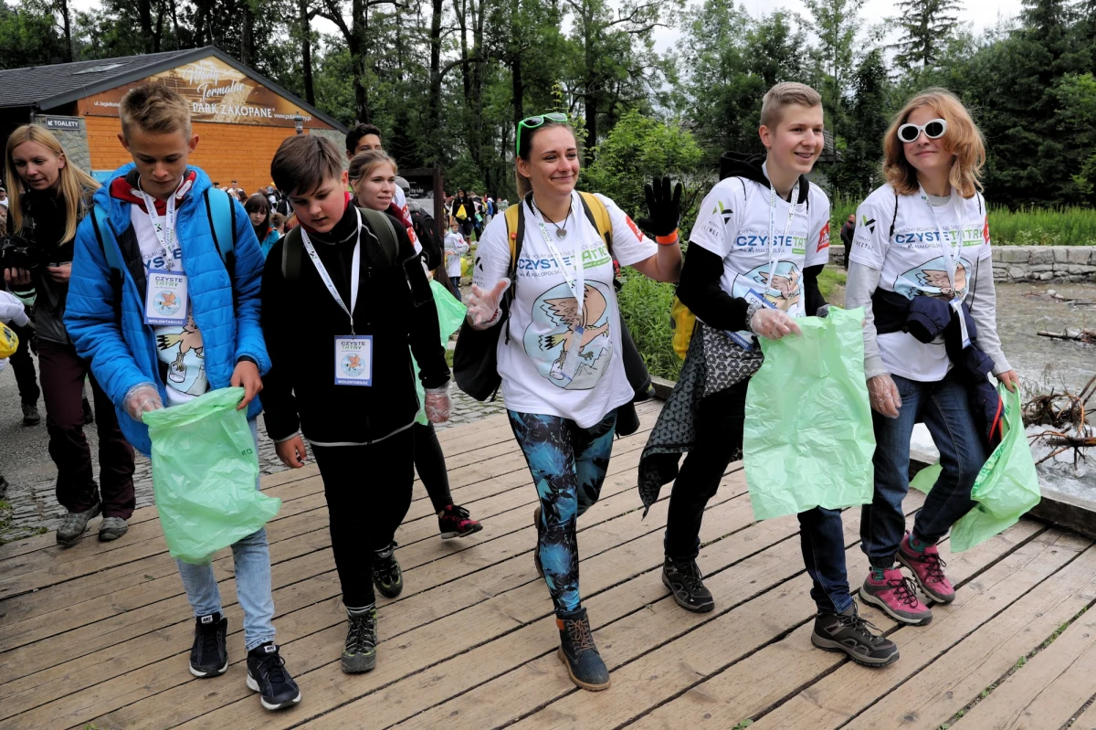 Wolontariusze po raz siódmy wyruszyli na tatrzańskie szlaki, by posprzątać śmieci pozostawione tam przez turystów. Akcja "Czyste Tatry" to jednak nie tylko wielkie sprzątanie, ale również sposób na zmianę zwyczajów osób odwiedzających góry.