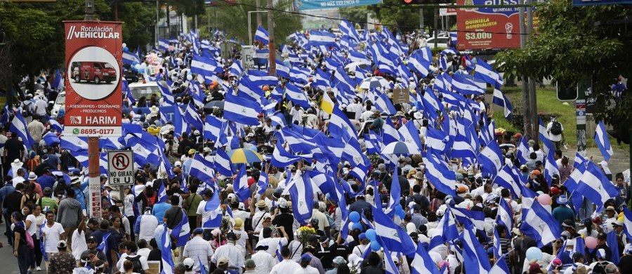 Wielotysięczne demonstracje przeciwników prezydenta Nikaragui Daniela Ortegi przeszły ulicami stolicy kraju - Managui i wielu innych miast kraju. Domagano się natychmiastowej dymisji prezydenta i ukarania winnych śmiertelnych ofiar represji.