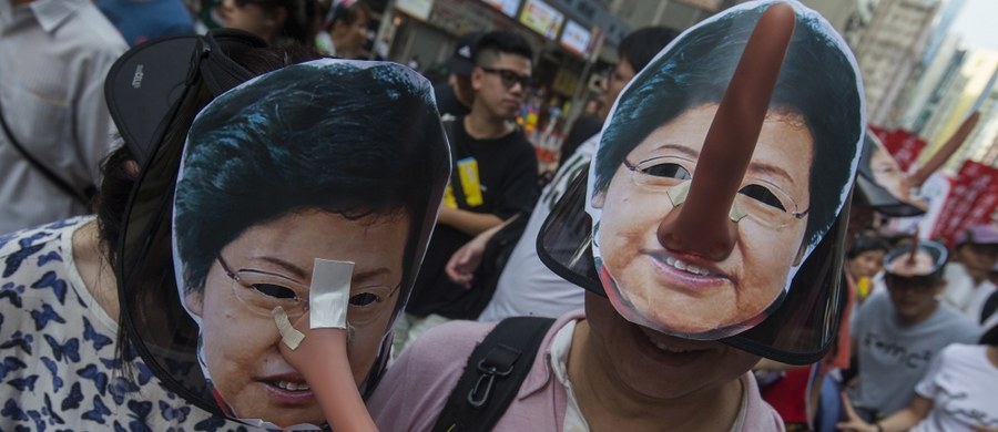 1 lipca mija 21 lat od przyłączenia Hongkongu do Chin. Z tej okazji na placu Złotej Bauhinii zorganizowano ceremonię podniesienia flagi. W oficjalnych uroczystościach wzięły udział obecne i poprzednie władze regionu oraz zwolennicy przyłączenia Hongkongu do Chin. W dniu obchodów rocznicy odbywa się jednak także wielotysięczny marsz demokratyczny zorganizowany przez środowiska opozycyjne - żądające dla Hongkongu politycznej autonomii. 
