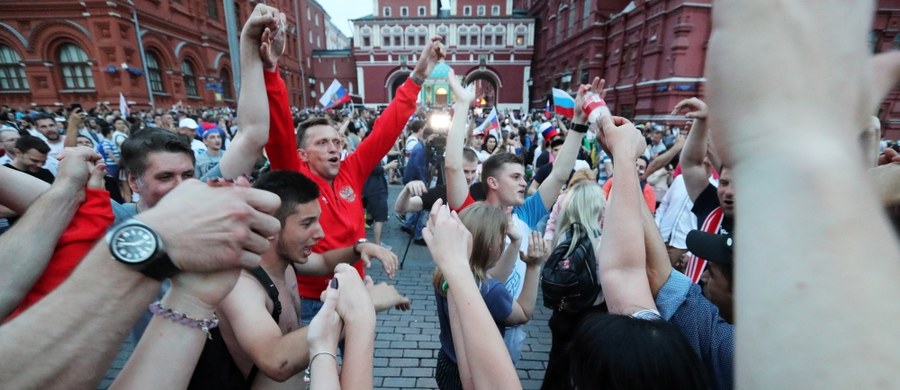 Niekończący się ogłuszający dźwięk klaksonów, krzyki kibiców i powiewające flagi rosyjskie - tak wyglądało centrum Moskwy krótko po zwycięstwie reprezentacji gospodarzy nad Hiszpanią w piłkarskich mistrzostwach świata. Rosja przeszła do ćwierćfinału mundialu.