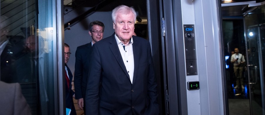 ​Horst Seehofer rezygnuje z funkcji ministra spraw wewnętrznych Niemiec oraz z funkcji lidera tworzącej koalicję rządzącą bawarskiej Unii Chrześcijańsko-Społecznej (CSU) - podają agencje powołując się na źródła w CSU. O swojej decyzji Seehofer poinformował na zakończenie odbywającego się w niedzielę w Monachium spotkania szefostwa bawarskiej partii.