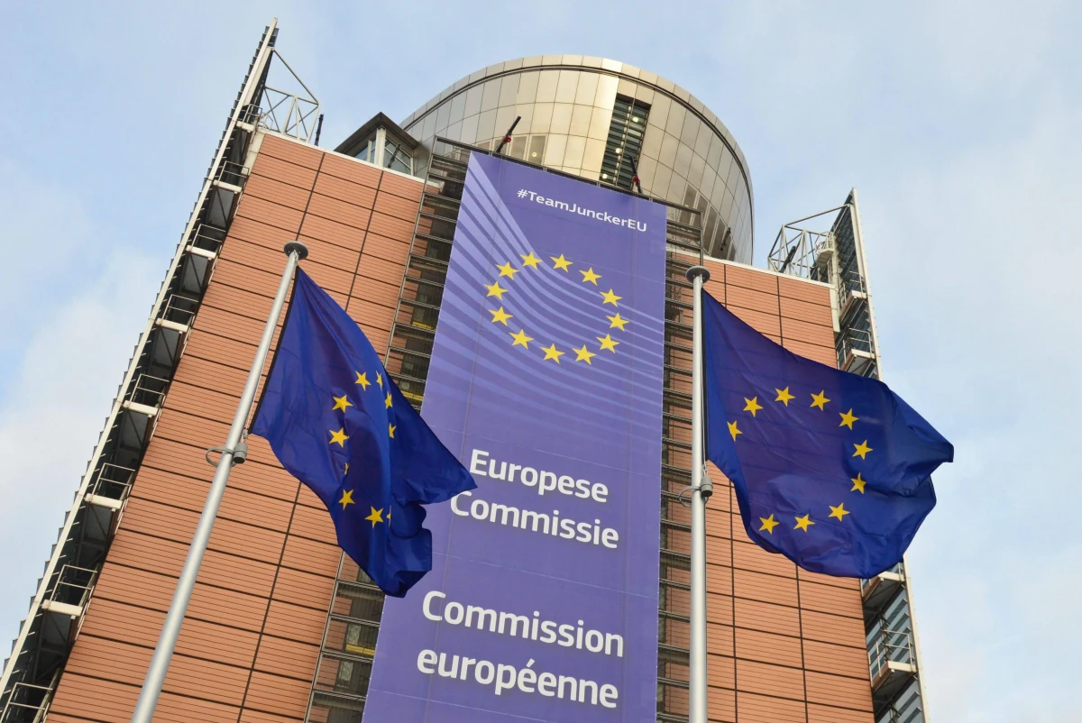 Komisja Europejska może rozpocząć dzisiaj postępowanie przeciwko Polsce w związku z ustawą o Sądzie Najwyższym, która skraca kadencję sędziów, w tym zapisaną w konstytucji kadencję I prezes Małgorzaty Gersdorf. Jak donosi dziennikarka RMF FM Katarzyna Szymańska - Borginon, sprawa ta będzie podobna do tej w kwestii Puszczy Białowieskiej, ale będzie się toczyć jeszcze szybciej.