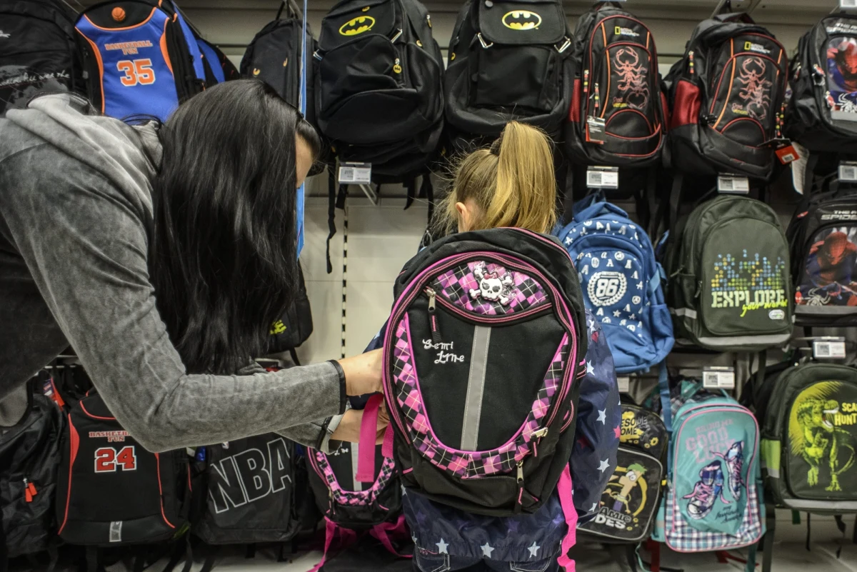 ​Ponad 100 tys. wniosków złożono już o wypłatę 300 zł z programu "Dobry Start" - poinformował w poniedziałek wiceminister rodziny i pracy Bartosz Marczuk. Wnioski można składać od 1 lipca.