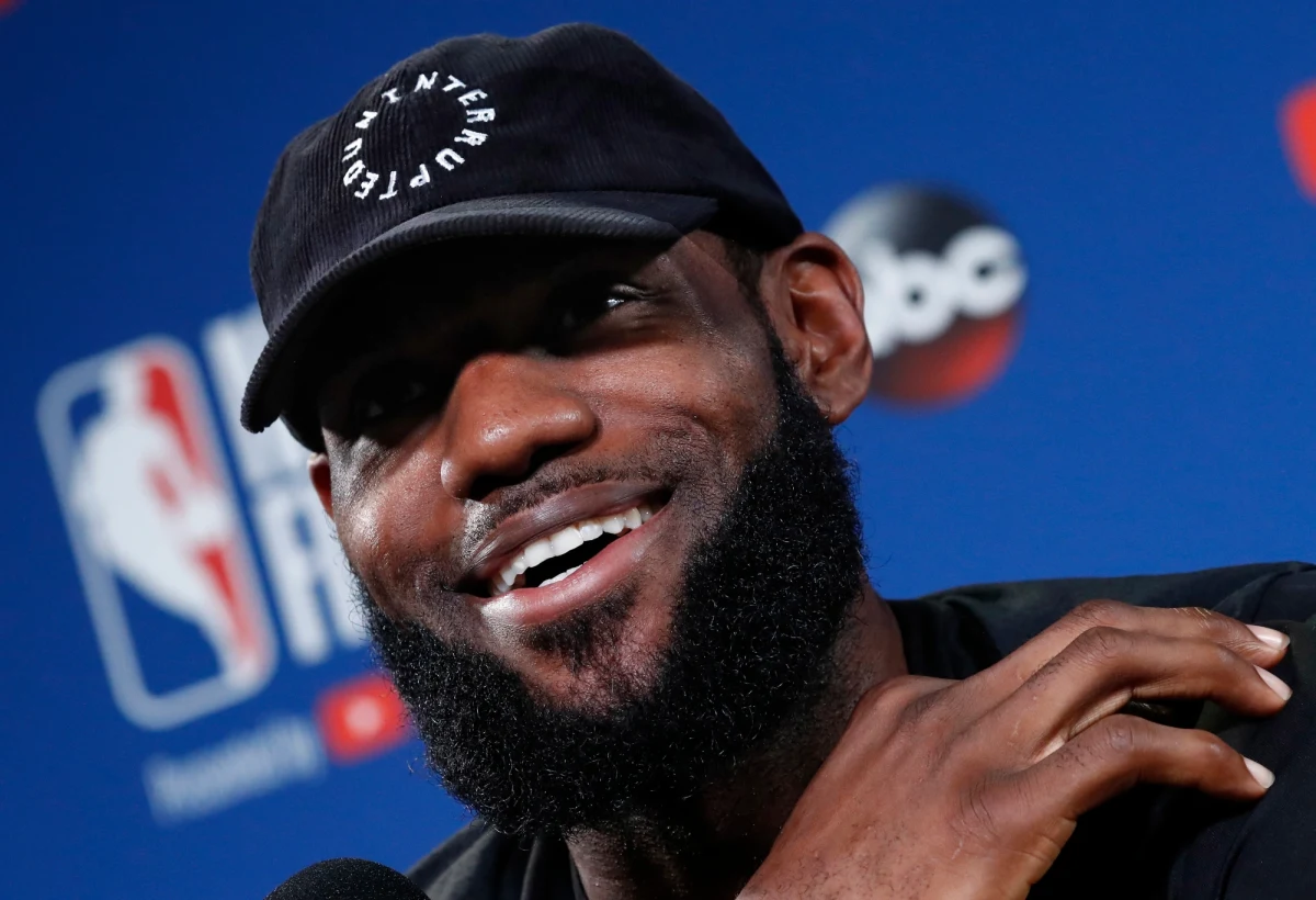 Trzykrotny mistrz ligi NBA LeBron James, jako tzw. wolny agent, uzgodnił warunki czteroletniego, opiewającego na 154 miliony dolarów kontraktu z Los Angeles Lakers. Wcześniej 33-letni koszykarz grał w Cleveland Cavaliers, Miami Heat i znów w "Kawalerzystach".
