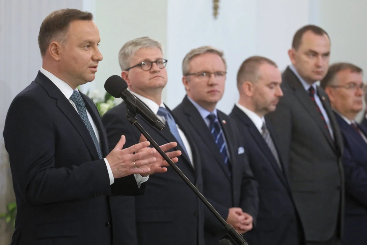Prezydent Andrzej Duda podpisał nowelizacją ustawy o wykonywaniu mandatu posła i senatora, która obniża uposażenia parlamentarzystów o 20 proc. -  poinformowała w poniedziałek prezydencka kancelaria.
