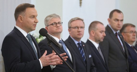 Prezydent Andrzej Duda podpisał nowelizacją ustawy o wykonywaniu mandatu posła i senatora, która obniża uposażenia parlamentarzystów o 20 proc. -  poinformowała w poniedziałek prezydencka kancelaria.
