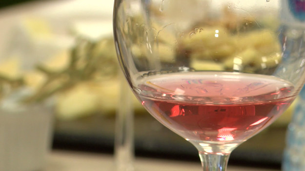 Polacy wypijają ponad 400 mln litrów wina rocznie – wynika z raportu „Polacy w świecie wina 2018”. Jak podkreślają eksperci, 62 proc. Polaków pije wino, a przy wyborze kierujemy się głównie jego smakiem, wytrawnością, ceną i kolorem. Dlaczego nie powinno się przechowywać otwartego wina w lodówce? Zobaczcie!