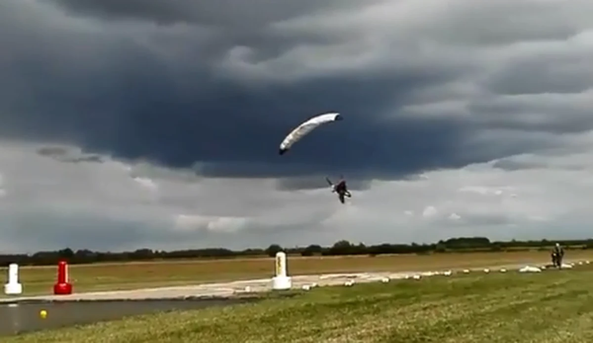 Szybkie i niskie przeloty tuż nad wodą, spektakularne akrobacje i lądowania ze spadochronem przy prędkości 150 km/h – tak w skrócie można opisać rozpoczynające się na lotnisku w Szymanowie pod Wrocławiem Mistrzostwa Świata FAI World Canopy Piloting Championships 2018. W zawodach weźmie udział ponad 100 najlepszych skoczków spadochronowych z ponad trzydziestu krajów.