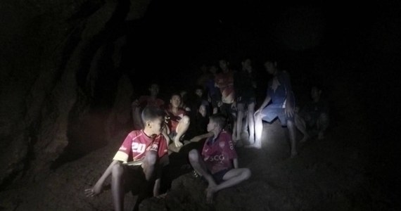 Trwa walka o uratowanie 12 nastolatków i ich trenera uwięzionych od 10 dni w jaskini Tham Luang Nang Non na północy Tajlandii. Wczoraj - po 9 dniach poszukiwań - udało się odnaleźć chłopców i trenera. Znajdują się na małej, suchej półce skalnej. Na razie nie można jednak wydobyć ich na powierzchnię. Droga powrotna jest bowiem zalana. 