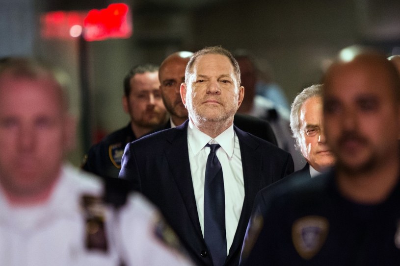Prokurator okręgowy Manhattanu w poniedziałek ogłosił kolejne zarzuty karne wobec byłego potentata amerykańskiej branży filmowej Harveya Weinsteina, w tym dotyczące zmuszenia do udziału w czynnościach seksualnych.