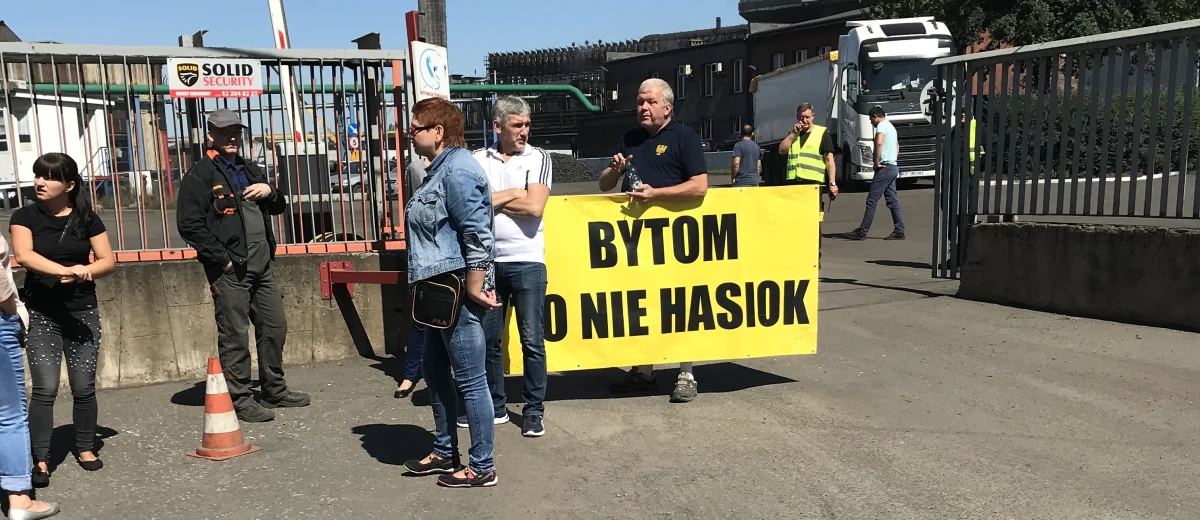 Protest mieszkańców dzielnicy Bobrek w Bytomiu. Rano zablokowali oni wjazd na teren dawnej huty, bo mają dość zwożonych tam odpadów.