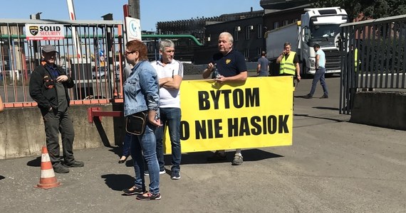 Protest mieszkańców dzielnicy Bobrek w Bytomiu. Rano zablokowali oni wjazd na teren dawnej huty, bo mają dość zwożonych tam odpadów.