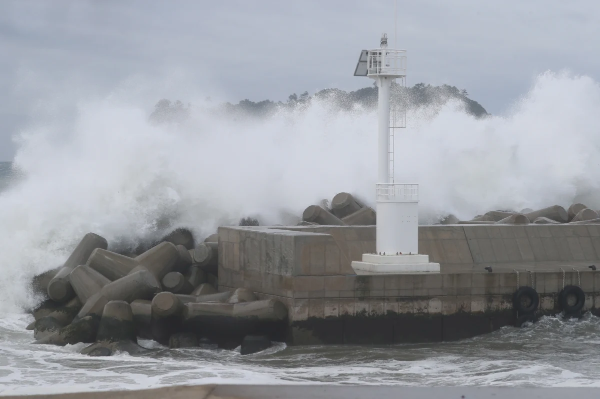 Większość z nas wie, że niezależnie od tego jak bardzo ciekawscy są ludzie, to jednak istnieją miejsca, do których nie mogą wejść. Surtsey na Islandii to kawałek ziemi, który powstał w 1963 roku, po ogromnej erupcji wulkanicznej trwającej 3 lata. Tam żaden ciekawski turysta nie wejdzie. Wyspa zarezerwowana jest dla naukowców. 