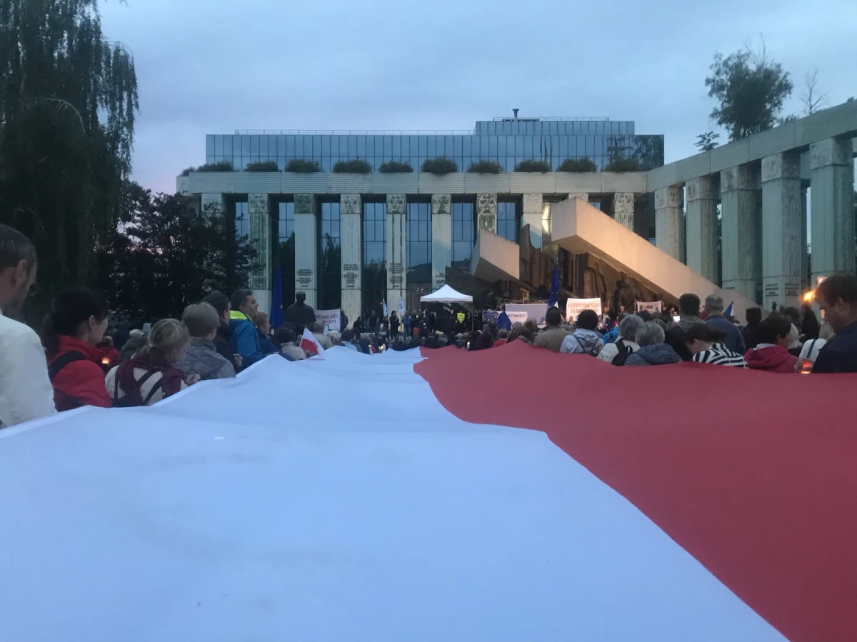 "Nie wybieram się protestować przed gmach Sądu Najwyższego" - powiedział w Rozmowie w samo południe w RMF FM sędzia KRS Jarosław Dudzicz. Pytany o to, czy czeka nas w Sądzie Najwyższym okres dwuwładzy, odpowiedział „prof. Gersdorf nie złożyła oświadczenia o woli dalszego pełnienia urzędu sędziego, wobec tego z dniem jutrzejszym przechodzi w stan spoczynku i nie może pełnić funkcji prezesa SN”.  Gość Marcina Zaborskiego odniósł się też się kwestii badania przez Komisję Europejską przepisów przyspieszających sędziowskie emerytury. „Nie ma w traktacie europejskim zapisów o tym, że Trybunał Sprawiedliwości stwierdzając naruszenie traktatu przez kraj członkowski może przywrócić sędziego do pracy i orzekania” i dodał że „najwyżej mogą być nałożone kary finansowe”. 