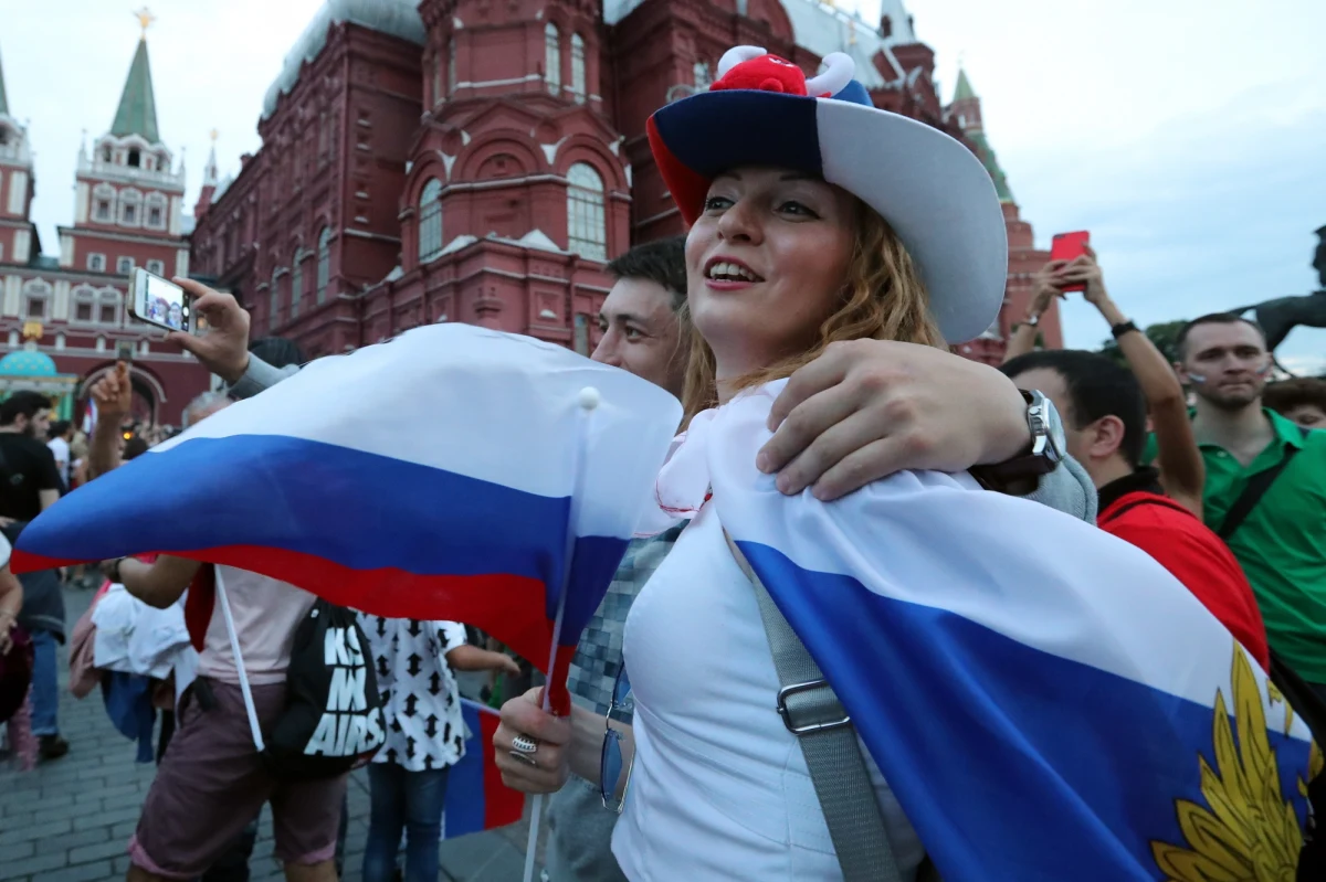 ​Rosyjscy kibice oszołomieni sukcesem swojej drużyny, która zagra 7 lipca z Chorwacją w ćwierćfinale mistrzostw świata w piłce nożnej. Wcześniej nikt nie prognozował takiego awansu Rosjan.