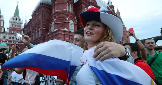 ​Rosyjscy kibice oszołomieni sukcesem swojej drużyny, która zagra 7 lipca z Chorwacją w ćwierćfinale mistrzostw świata w piłce nożnej. Wcześniej nikt nie prognozował takiego awansu Rosjan.